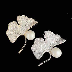 Brooch / gold and silver plate